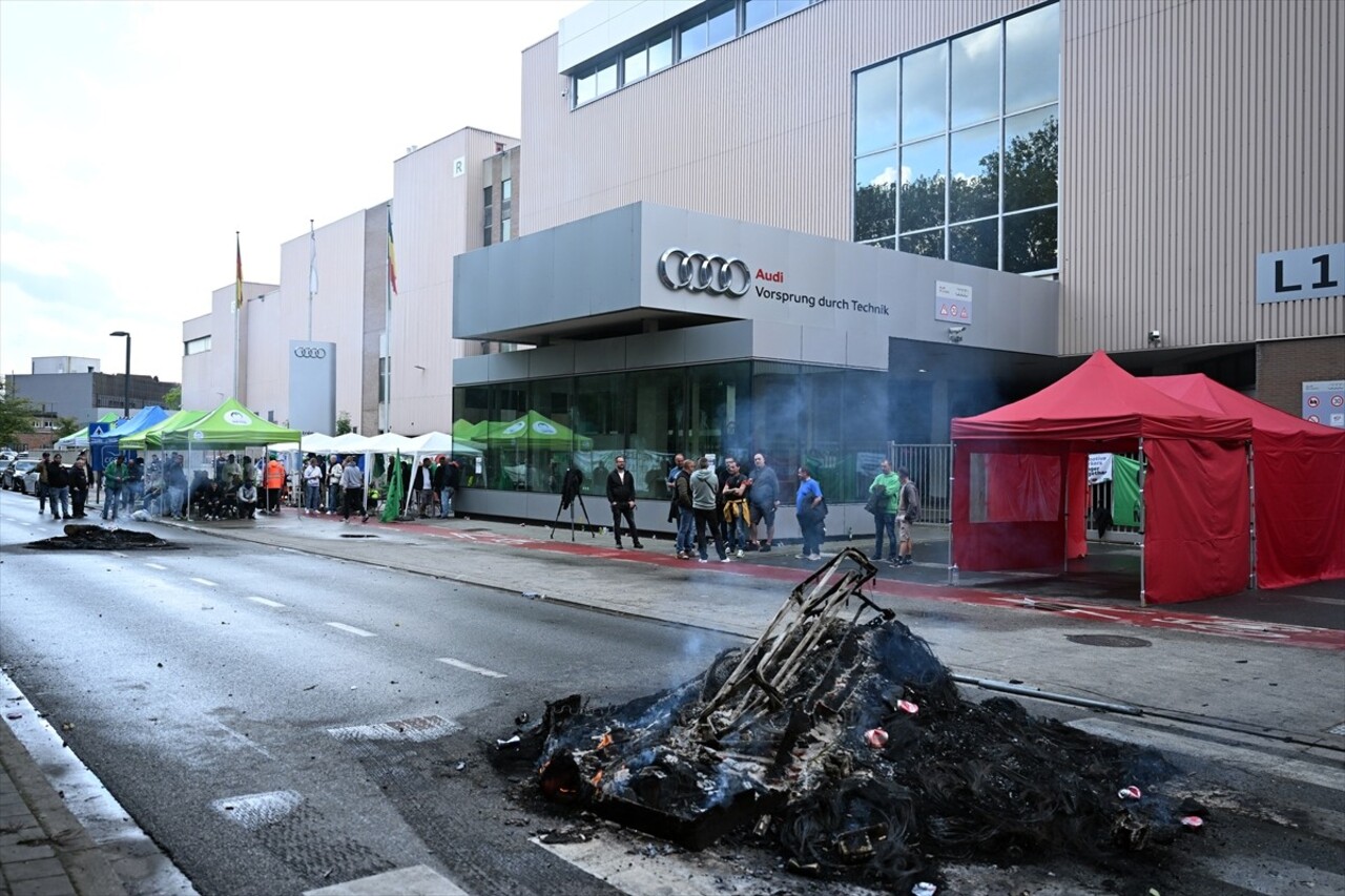 Audi Brüksel fabrikası, çalışanların el koyduğu tamamlanmış 200 civarında otomobilin anahtarlarını...