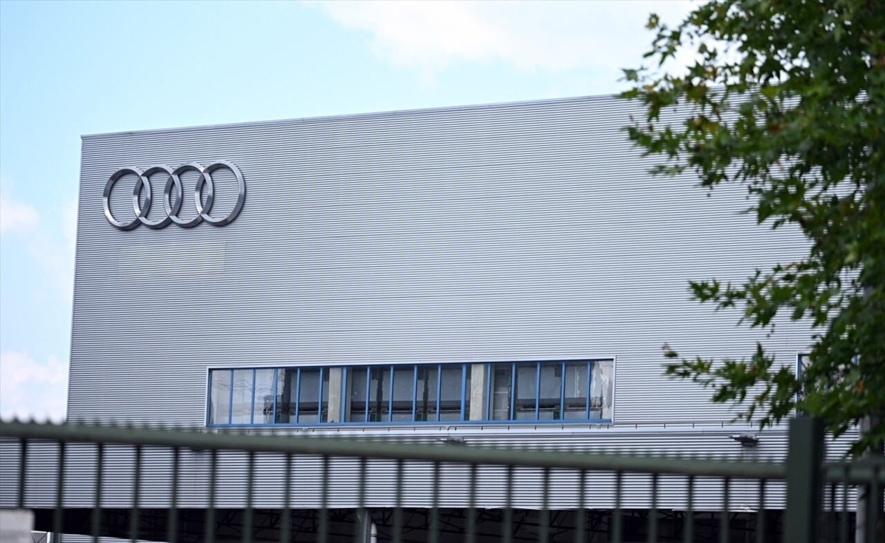 Audi Brüksel fabrikası, çalışanların el koyduğu tamamlanmış 200 civarında otomobilin anahtarlarını...