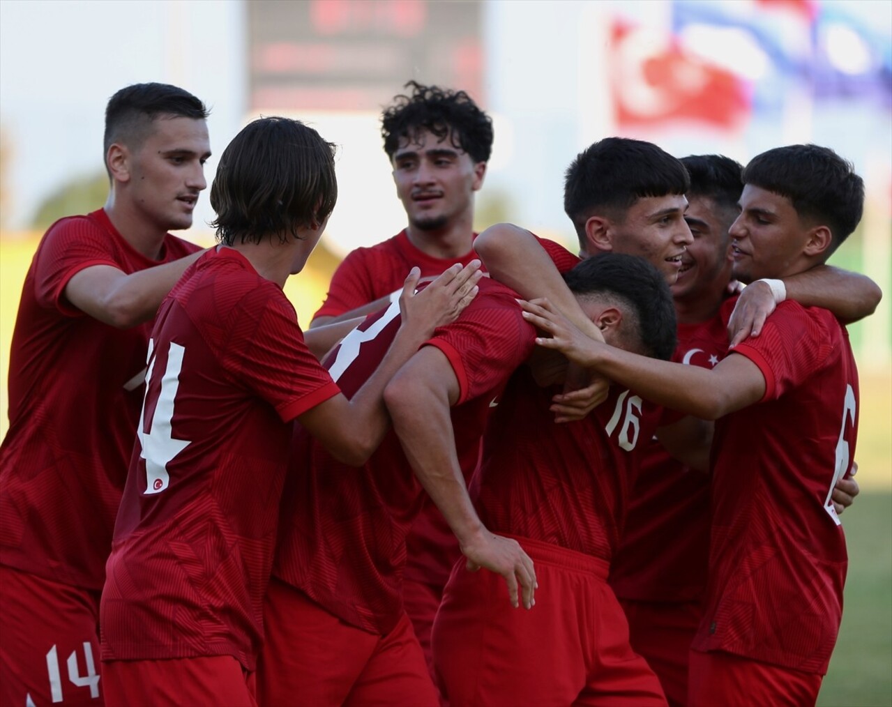 Türkiye 17 Yaş Altı Futbol Takımı, Kocaeli'nin Darıca ilçesinde oynanan hazırlık maçında...