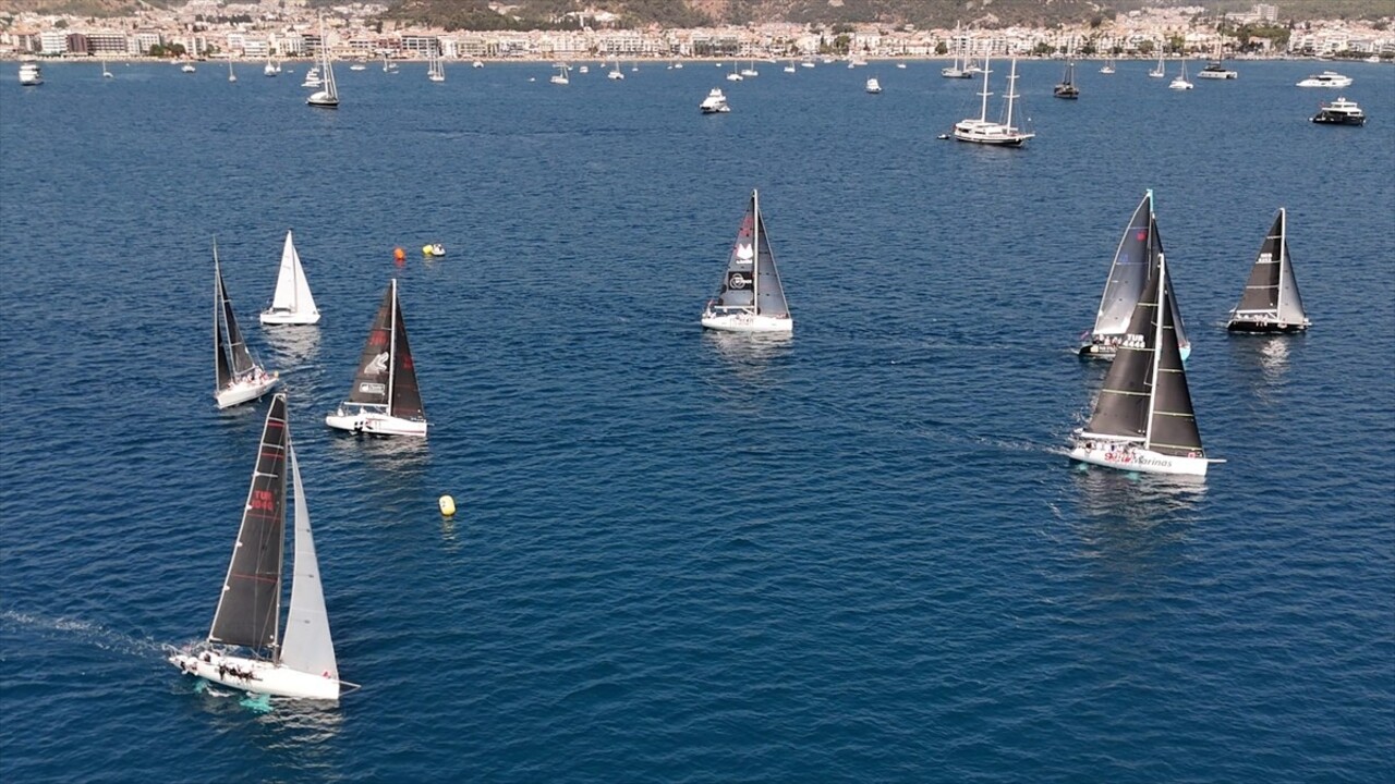 Muğla'nın Marmaris ilçesinde bu yıl ilk kez düzenlenen Kırlangıç Kupası Yat Yarışları'nın ilk...