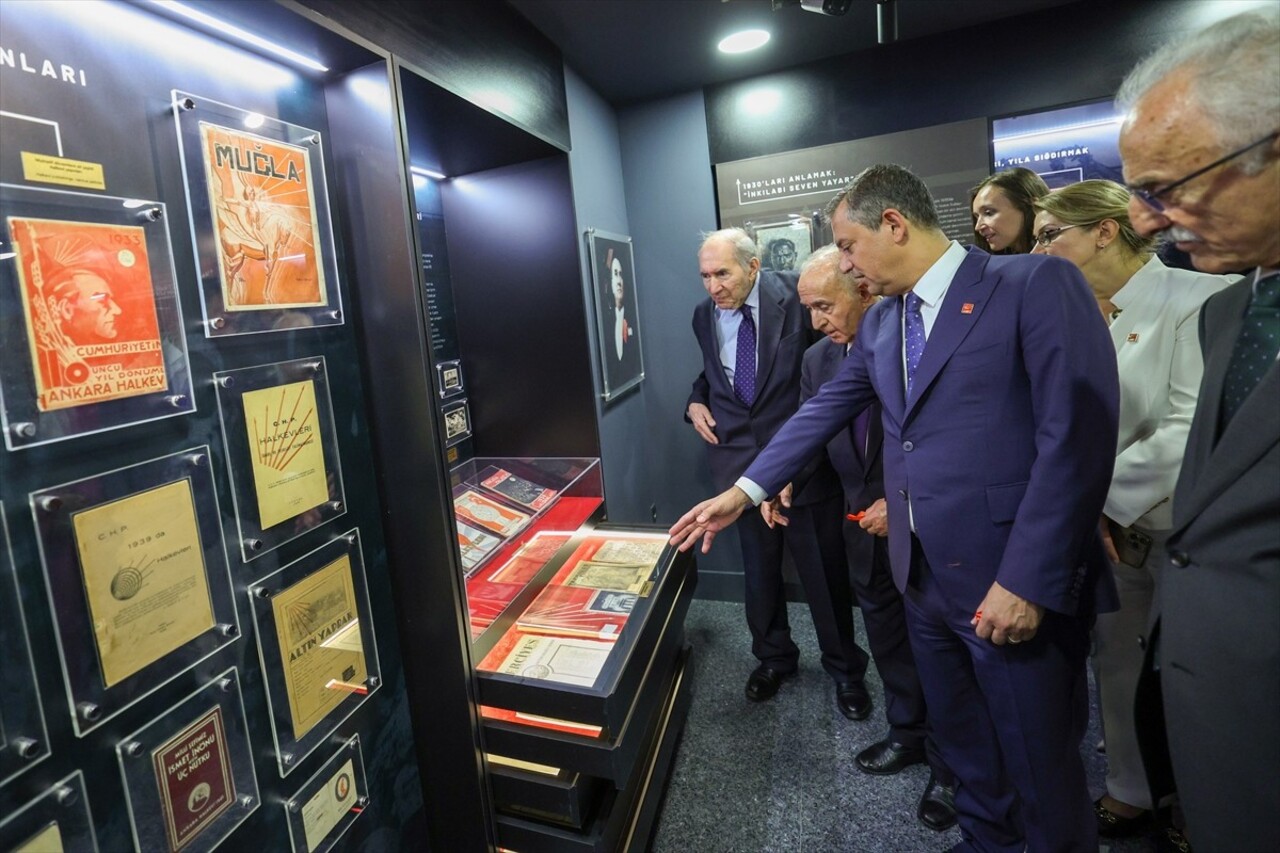 CHP Genel Başkanı Özgür Özel, önceki genel başkanlar Murat Karayalçın, Hikmet Çetin ve Altan Öymen...