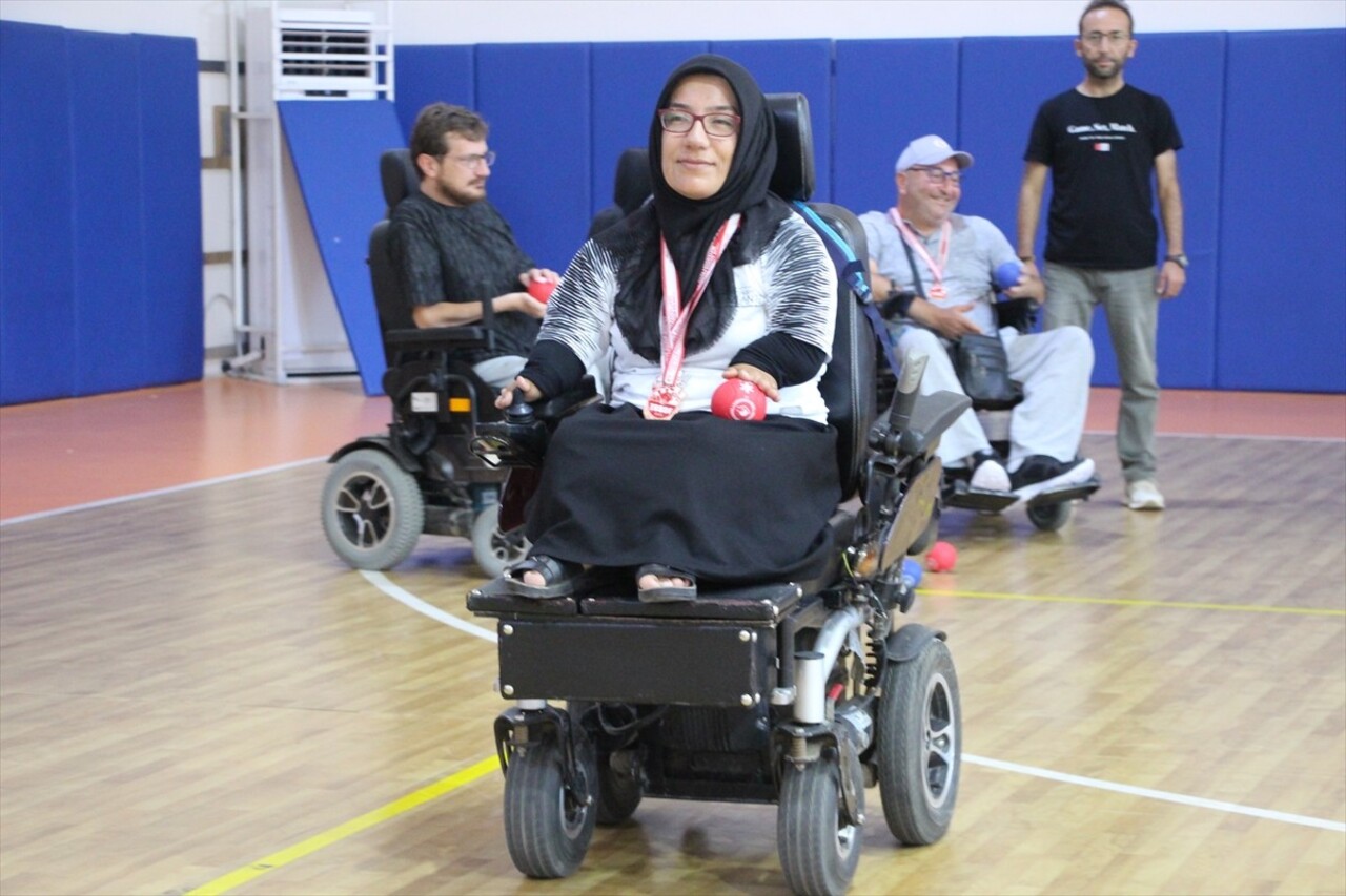 Gaziantep'te yaşayan doğuştan bedensel engelli Lütfiye Uğurlu (solda), 1 ay antrenman yaparak...