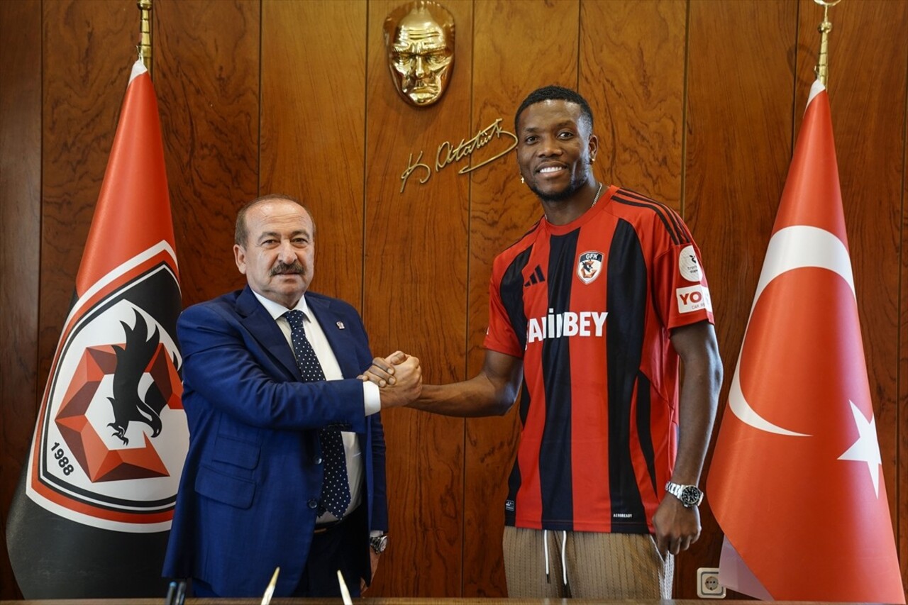 Trendyol Süper Lig ekiplerinden Gaziantep FK, forvet oyuncusu David Okereke'yi (sağ) kadrosuna...