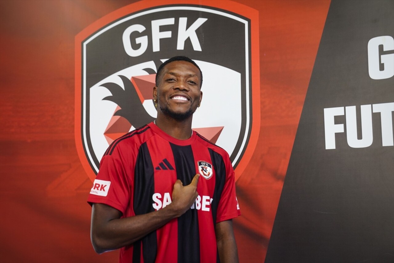 Trendyol Süper Lig ekiplerinden Gaziantep FK, forvet oyuncusu David Okereke'yi (sağ) kadrosuna...