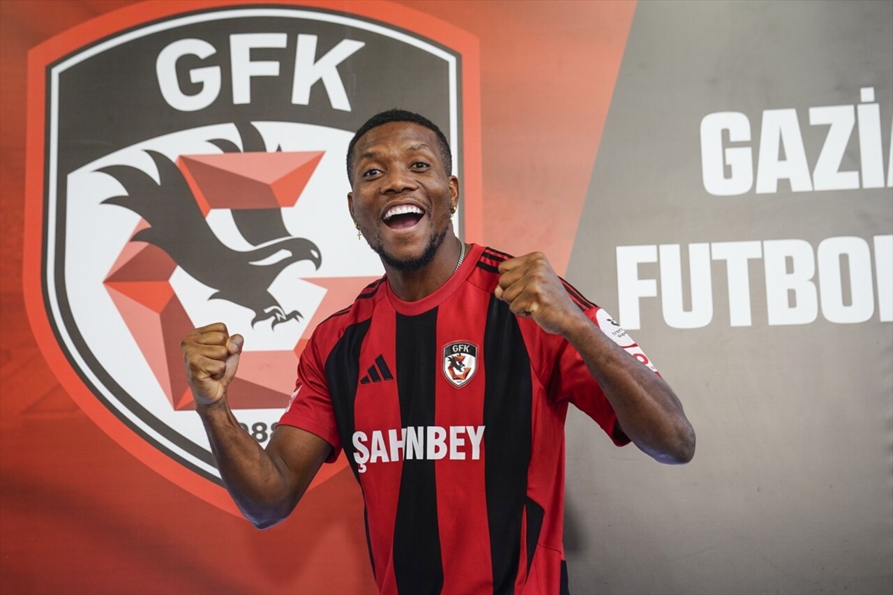 Trendyol Süper Lig ekiplerinden Gaziantep FK, forvet oyuncusu David Okereke'yi (sağ) kadrosuna...