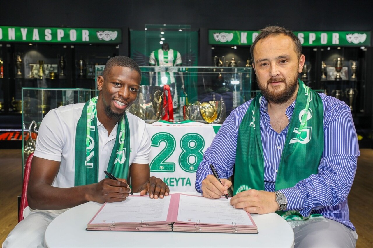 Trendyol Süper Lig ekiplerinden TÜMOSAN Konyaspor, Hamidou Keyta'yı (solda) renklerine bağladı....