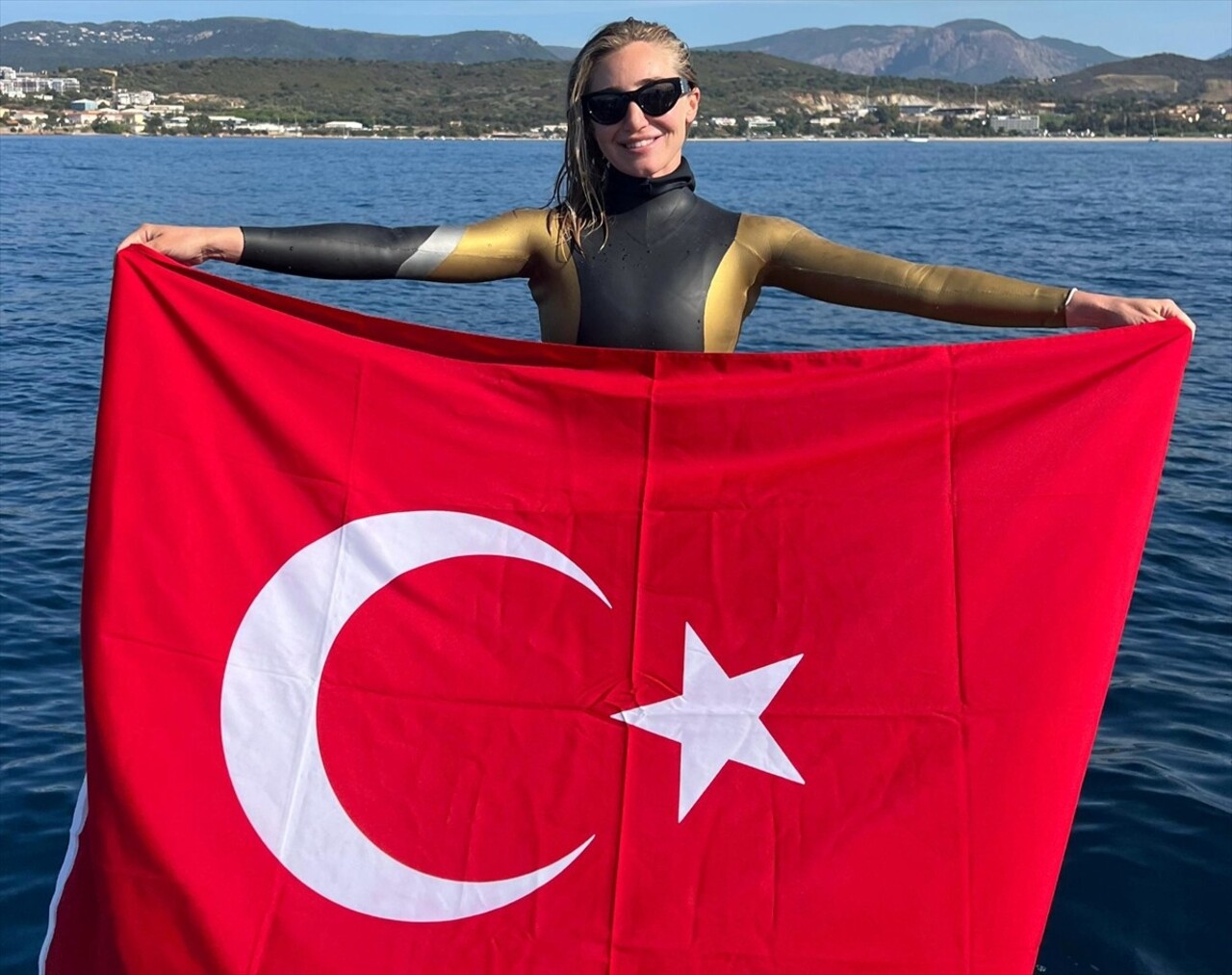 Milli sporcu Şahika Ercümen, Fransa'da düzenlenen 33. AIDA Dünya Serbest Dalış Şampiyonası'nda...