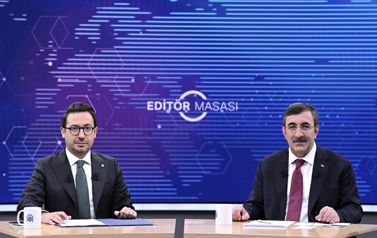 Cumhurbaşkanı Yardımcısı Cevdet Yılmaz (sağ 3), Anadolu Ajansı (AA) Editör Masası'na konuk oldu....