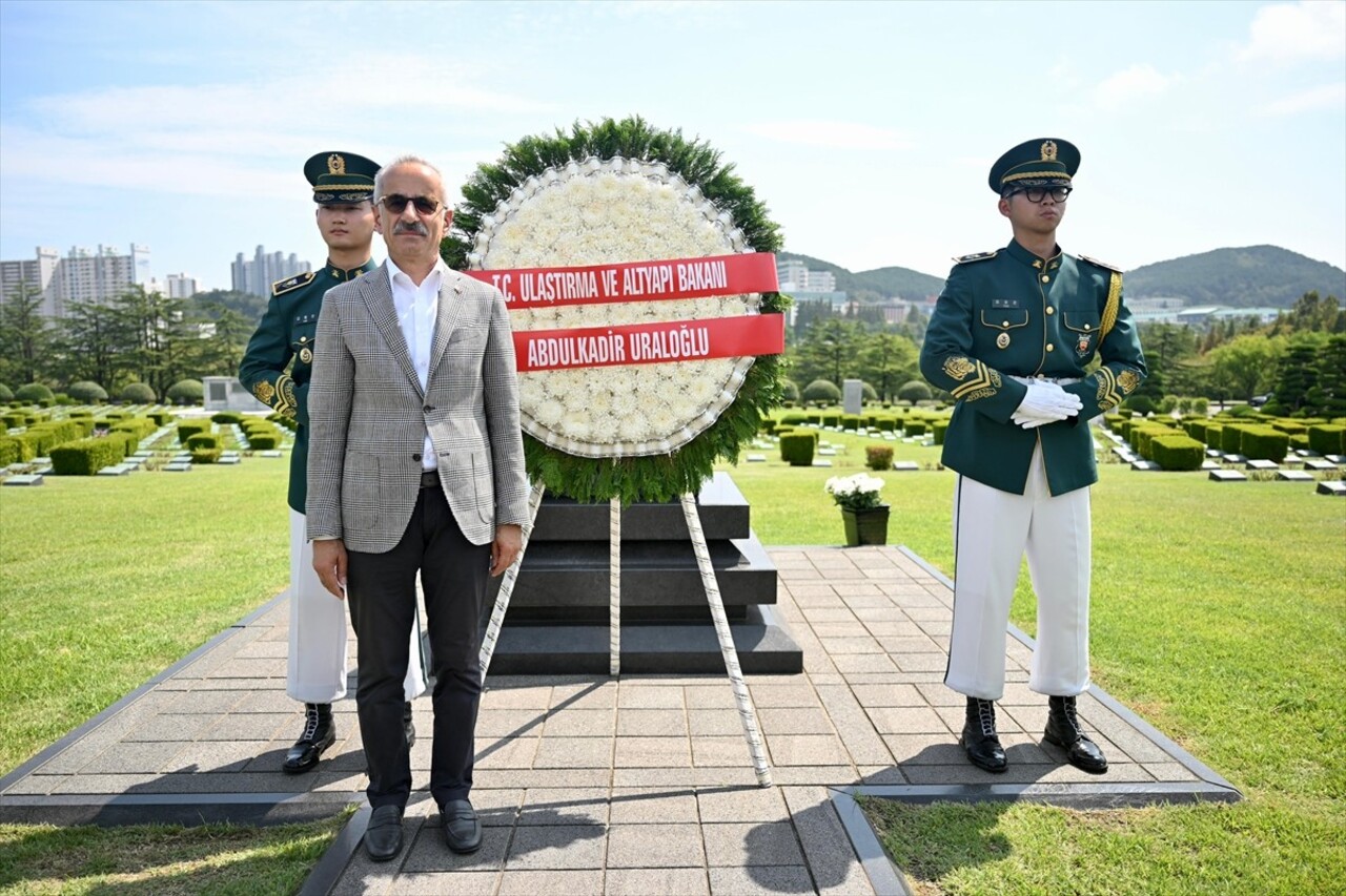 Ulaştırma ve Altyapı Bakanı Abdulkadir Uraloğlu, Kore Savaşı'nda şehit düşen 989 Türk askerinden...