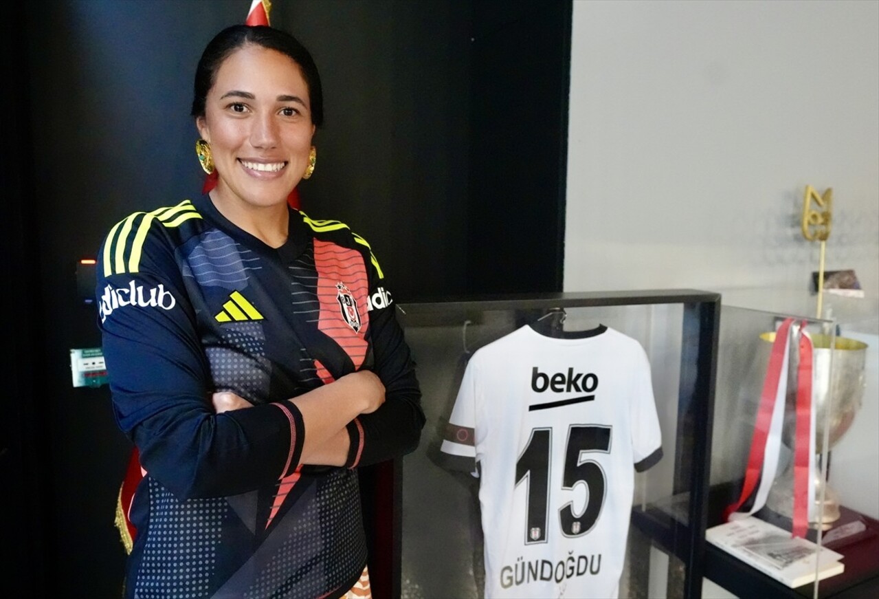 Beşiktaş'ın 100. yıl şampiyonluğunda kadroda bulunan Kolombiyalı file bekçisi Oscar Cordoba'nın...