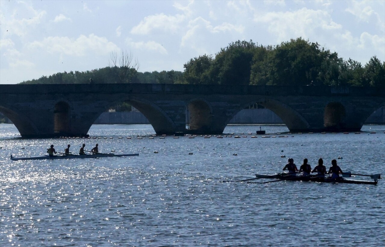 Edirne'de Meriç Nehri'nde oluşturulan parkurda düzenlenen Balkan Kürek Şampiyonası'nın ilk gün...