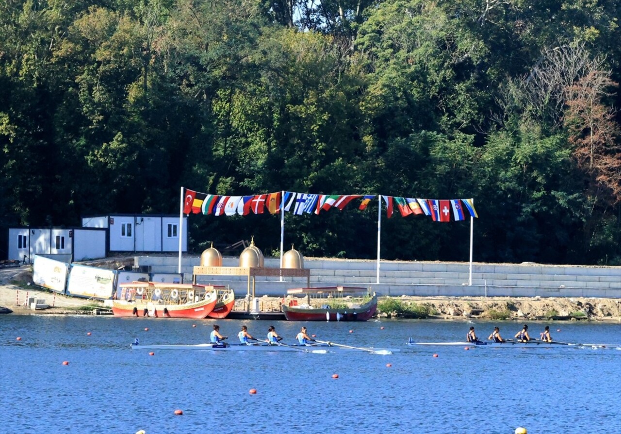 Edirne'de Meriç Nehri'nde oluşturulan parkurda düzenlenen Balkan Kürek Şampiyonası'nın ilk gün...