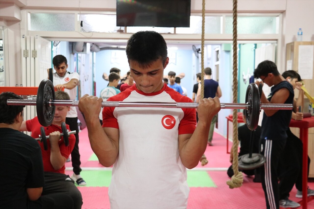 Bursa'da bilek güreşinde kendilerini geliştiren 15 yaşındaki ikizler Burak ve Berat Coşkun...