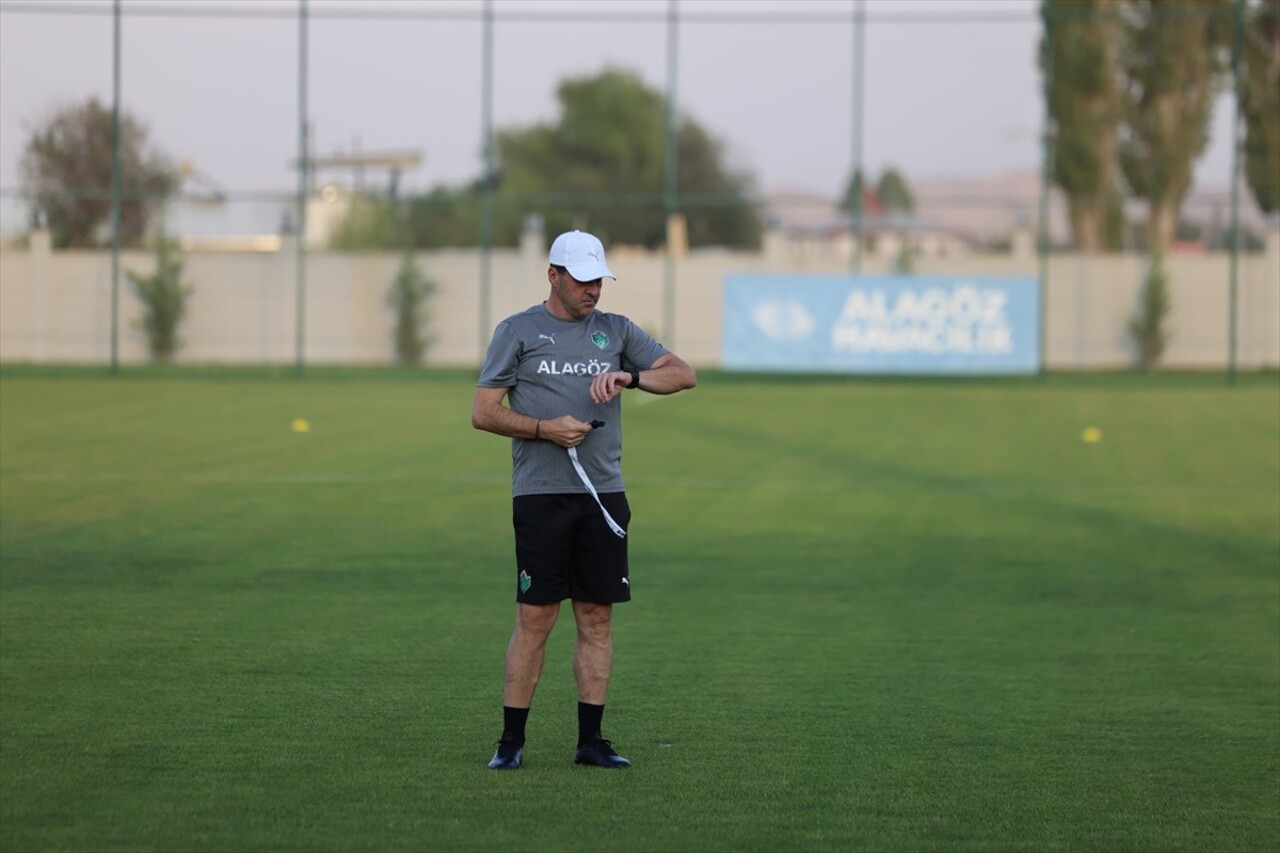 Alagöz Holding Iğdır Futbol Kulübü, Esenler Erokspor'u yenip liderliğini sürdürmek istiyor. Iğdır...