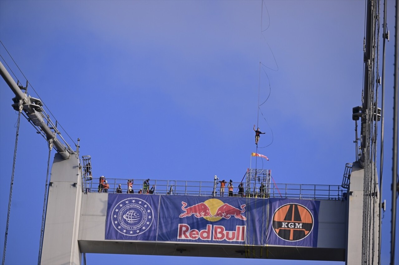 Red Bull atletlerinden Jaan Roose, İstanbul’da Asya kıtasından Avrupa kıtasına ip üstünde...