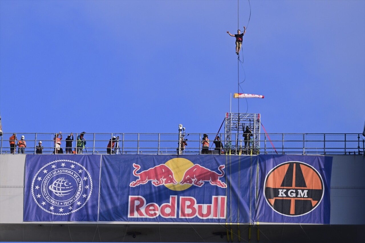 Red Bull atletlerinden Jaan Roose, İstanbul’da Asya kıtasından Avrupa kıtasına ip üstünde...