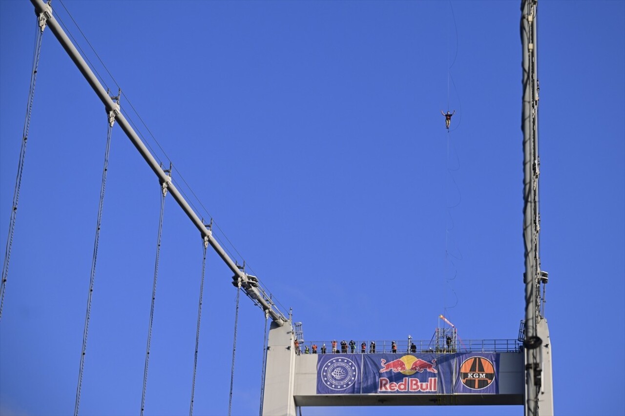 Red Bull atletlerinden Jaan Roose, İstanbul’da Asya kıtasından Avrupa kıtasına ip üstünde...