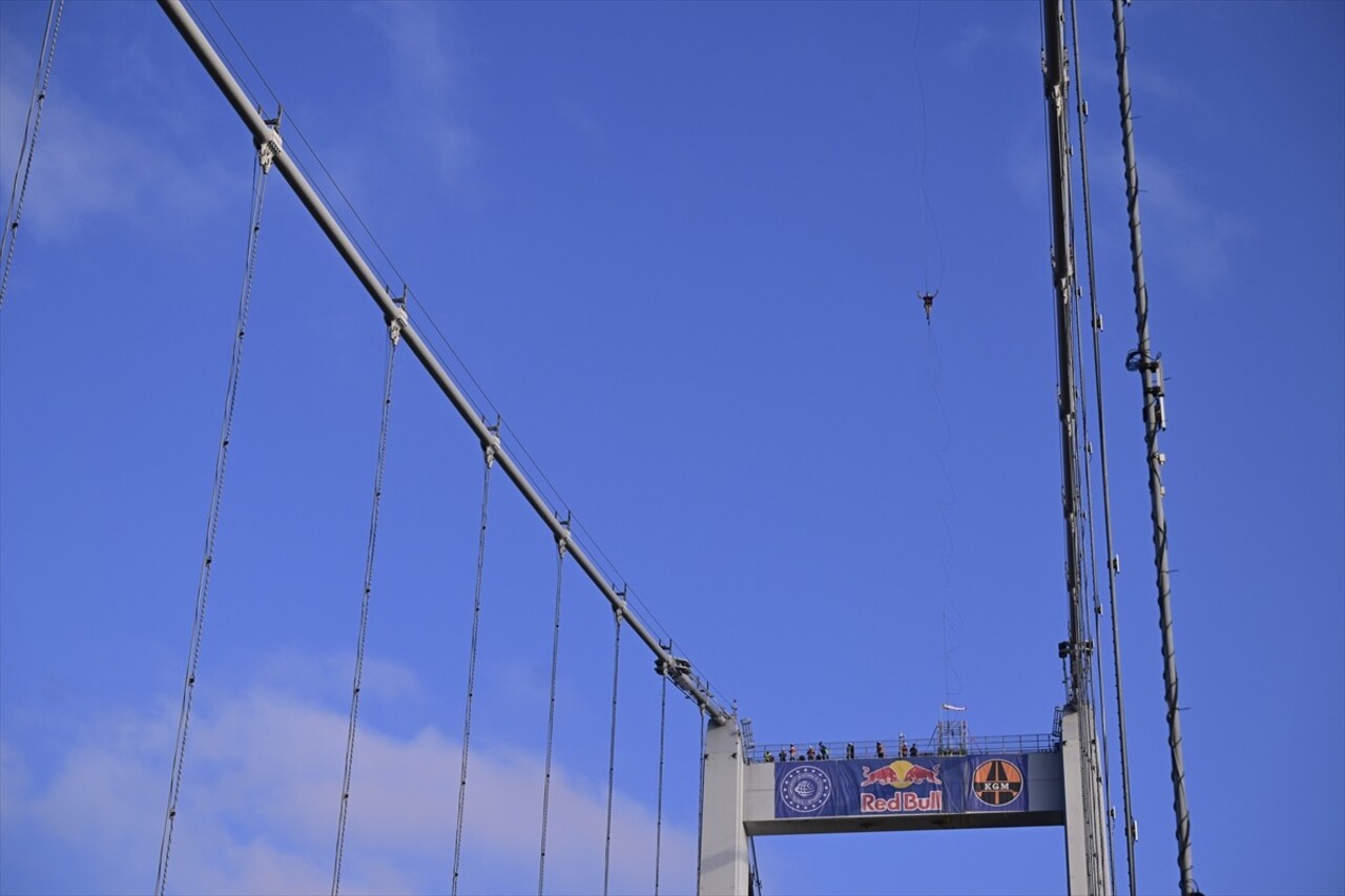 Red Bull atletlerinden Jaan Roose, İstanbul’da Asya kıtasından Avrupa kıtasına ip üstünde...