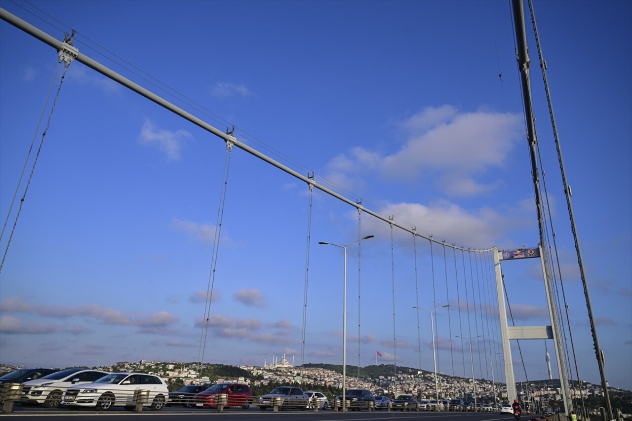 Red Bull atletlerinden Jaan Roose, İstanbul’da Asya kıtasından Avrupa kıtasına ip üstünde...