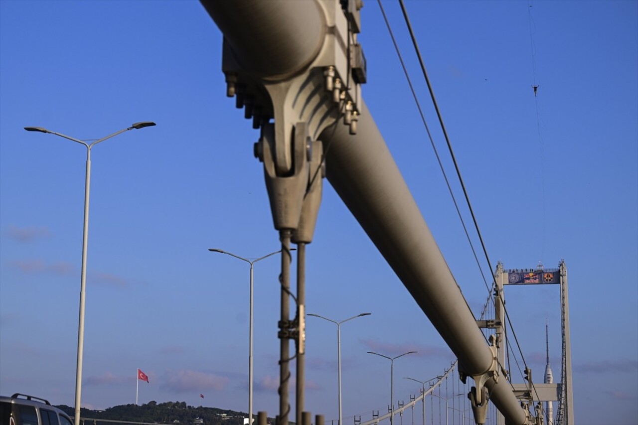 Red Bull atletlerinden Jaan Roose, İstanbul’da Asya kıtasından Avrupa kıtasına ip üstünde...