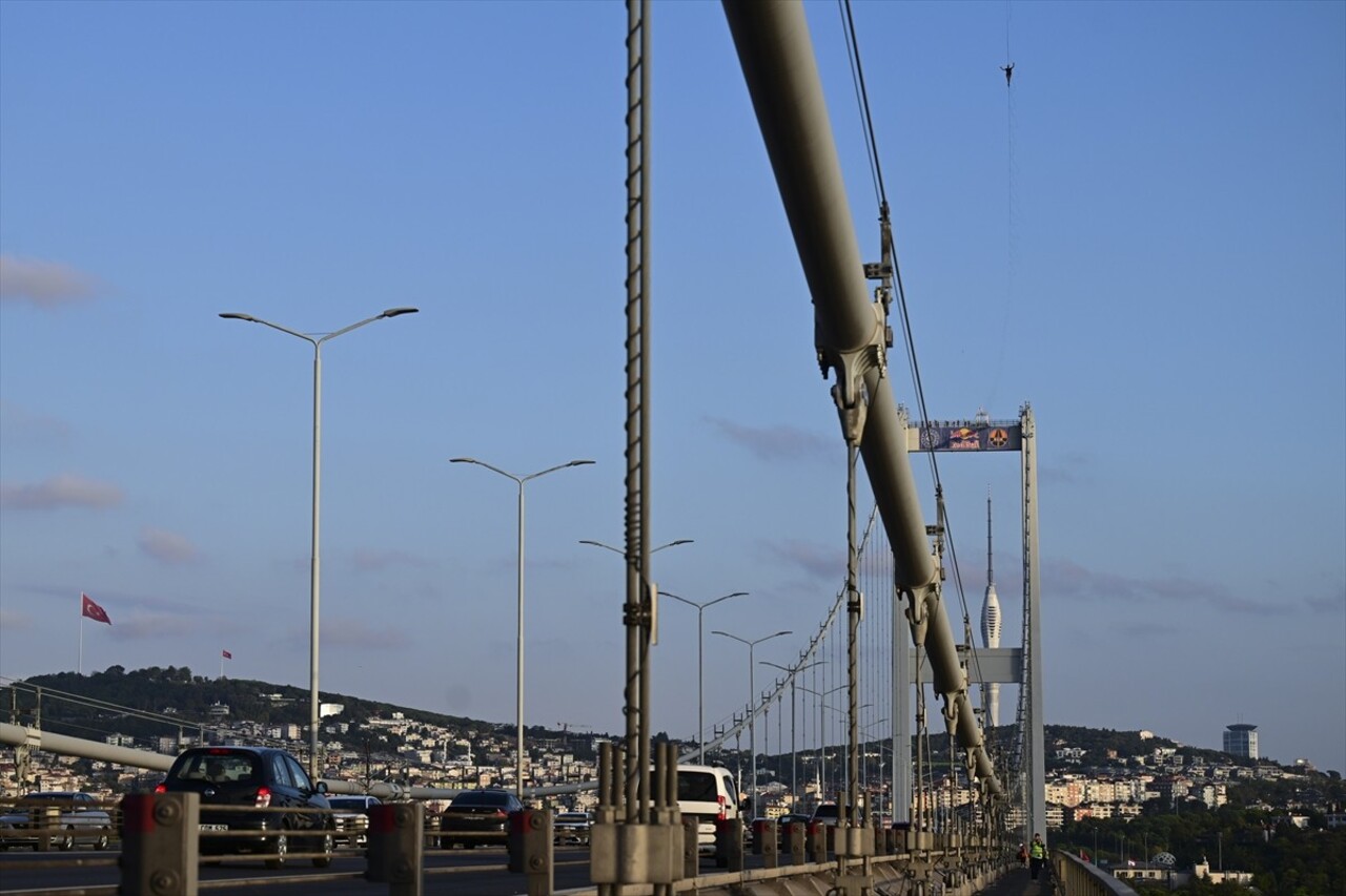 Red Bull atletlerinden Jaan Roose, İstanbul’da Asya kıtasından Avrupa kıtasına ip üstünde...