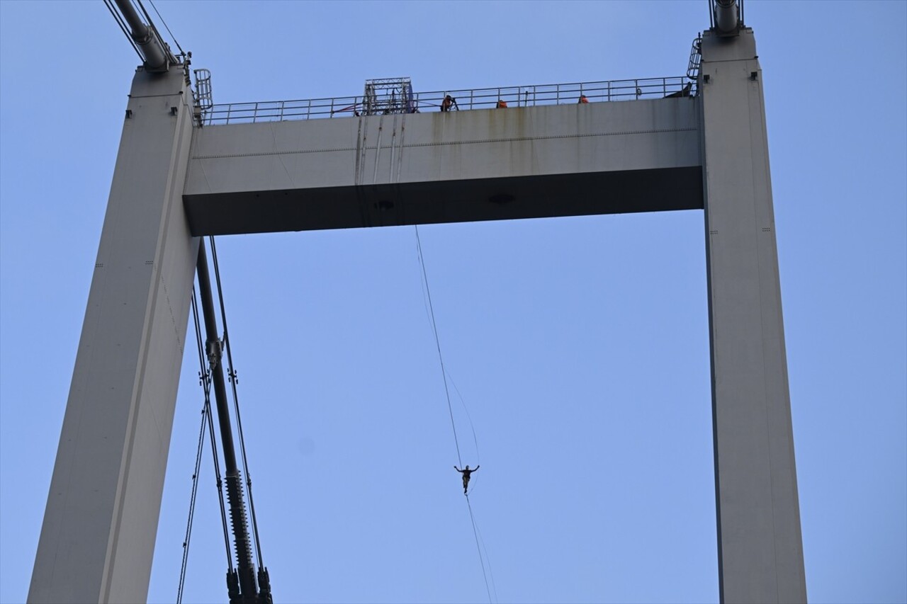 Red Bull atletlerinden Jaan Roose, İstanbul’da Asya kıtasından Avrupa kıtasına ip üstünde...