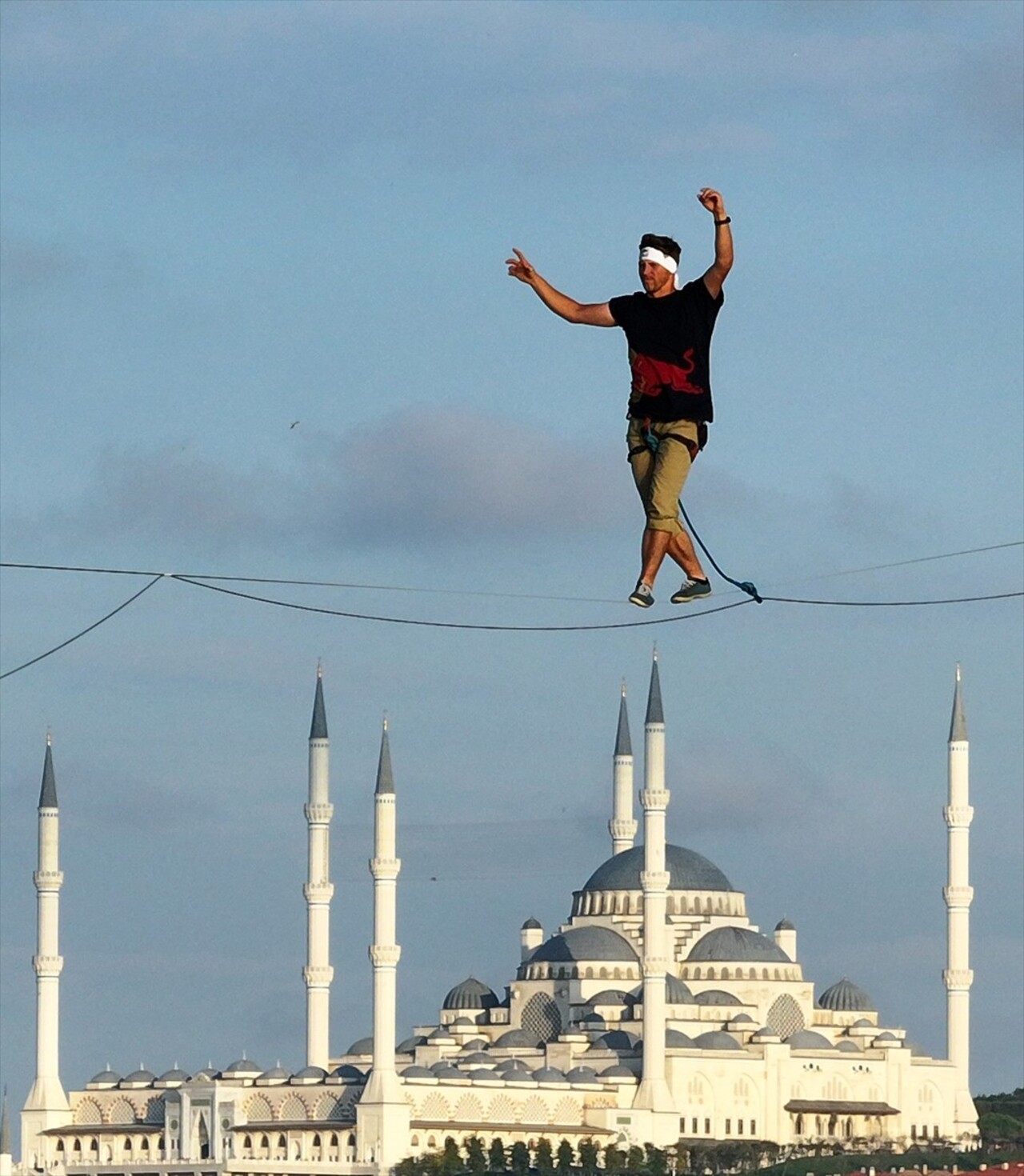 Red Bull atletlerinden Jaan Roose, İstanbul’da Asya kıtasından Avrupa kıtasına ip üstünde...