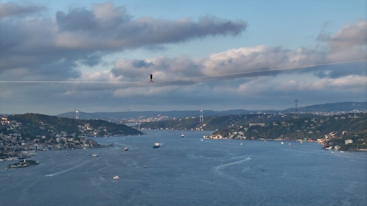 Red Bull atletlerinden Jaan Roose, İstanbul’da Asya kıtasından Avrupa kıtasına ip üstünde...