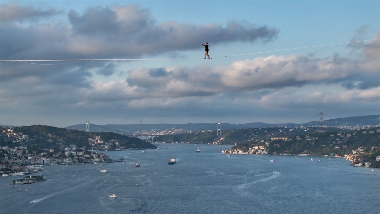 Red Bull atletlerinden Jaan Roose, İstanbul’da Asya kıtasından Avrupa kıtasına ip üstünde...