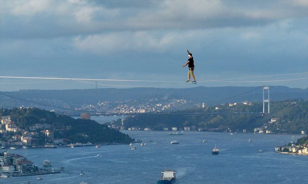 Red Bull atletlerinden Jaan Roose, İstanbul’da Asya kıtasından Avrupa kıtasına ip üstünde...