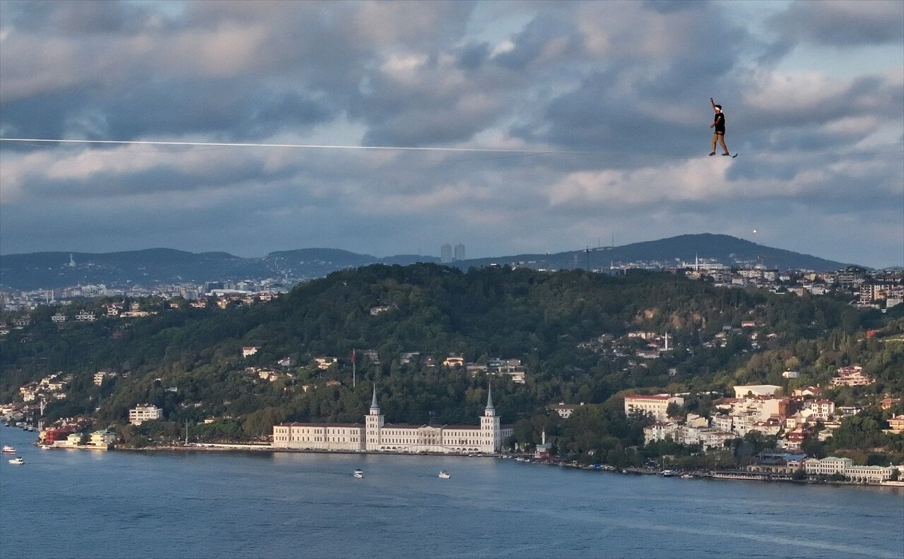 Red Bull atletlerinden Jaan Roose, İstanbul’da Asya kıtasından Avrupa kıtasına ip üstünde...