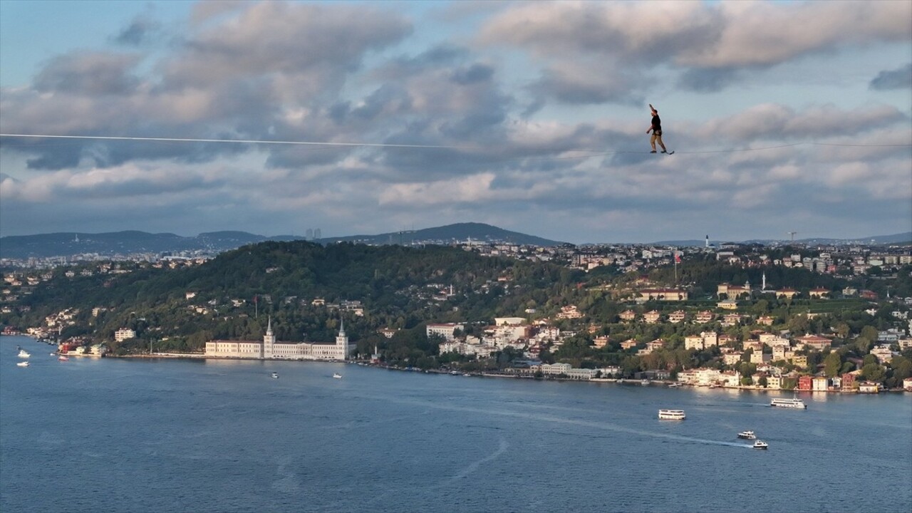 Red Bull atletlerinden Jaan Roose, İstanbul’da Asya kıtasından Avrupa kıtasına ip üstünde...