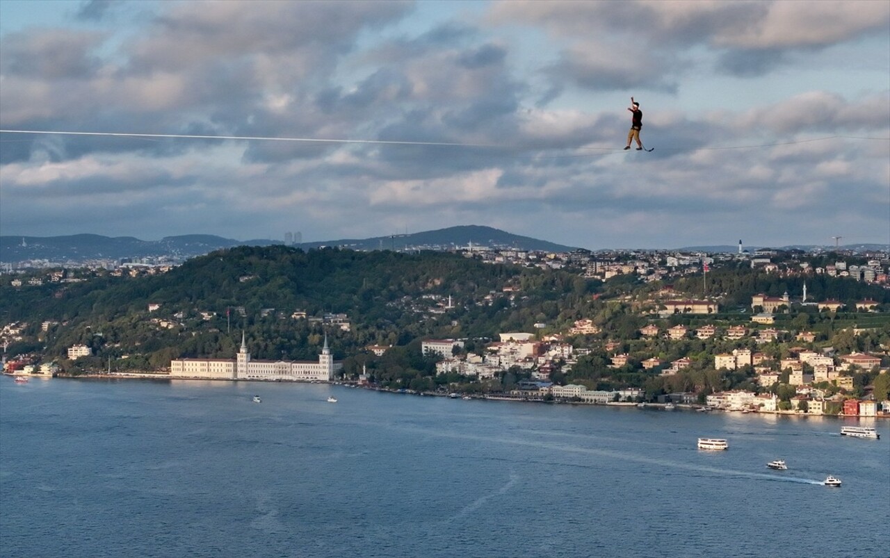 Red Bull atletlerinden Jaan Roose, İstanbul’da Asya kıtasından Avrupa kıtasına ip üstünde...