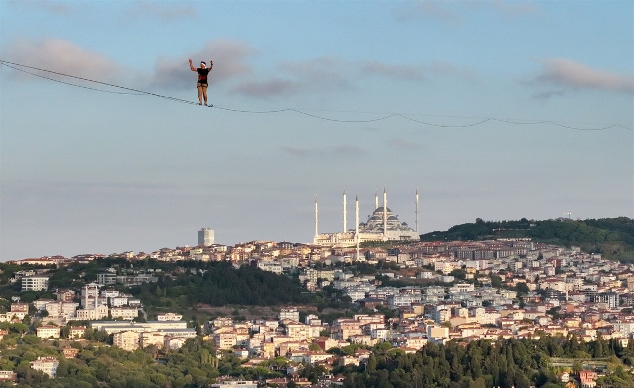 Red Bull atletlerinden Jaan Roose, İstanbul’da Asya kıtasından Avrupa kıtasına ip üstünde...