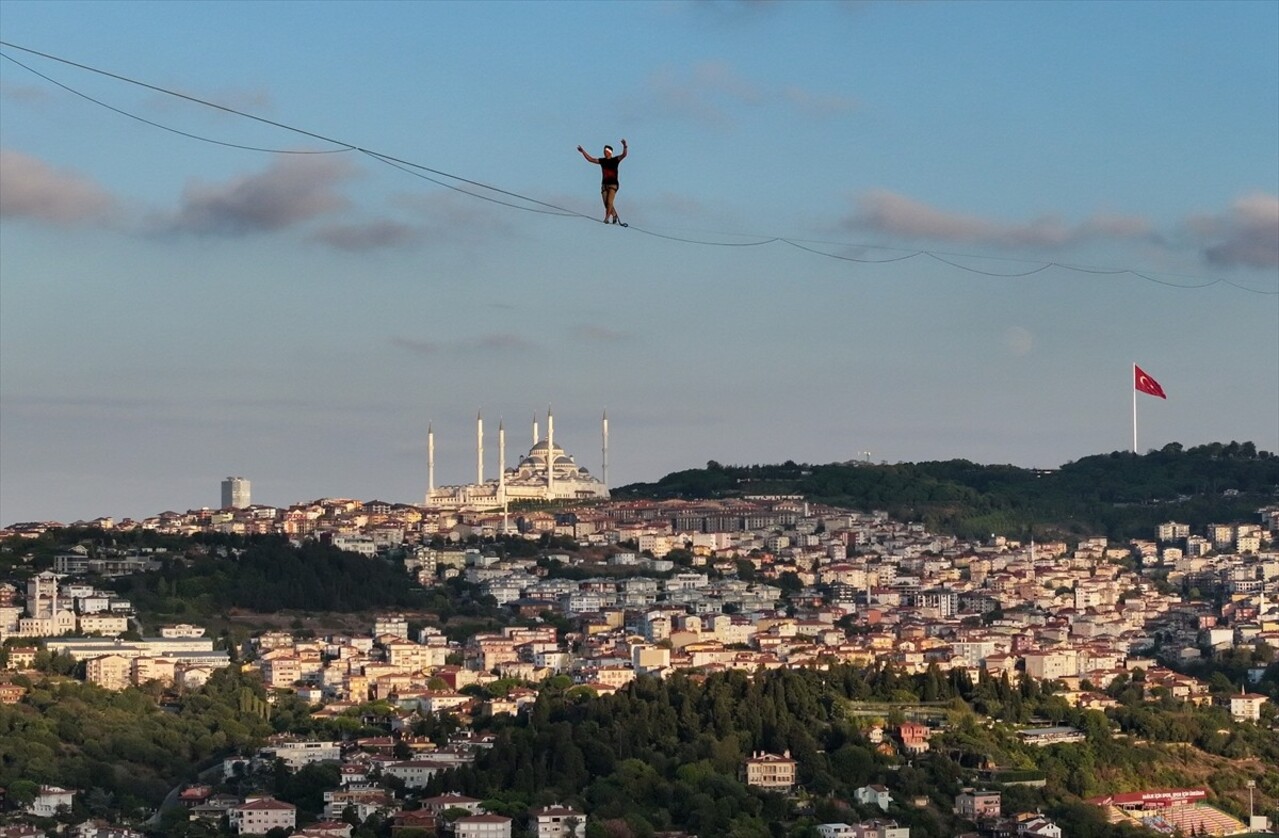 Red Bull atletlerinden Jaan Roose, İstanbul’da Asya kıtasından Avrupa kıtasına ip üstünde...