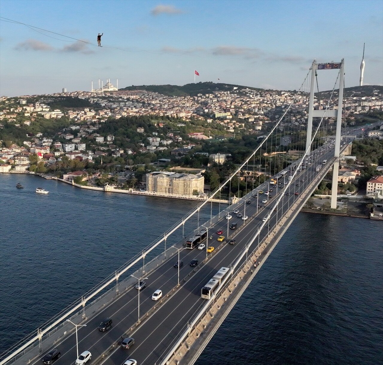 Red Bull atletlerinden Jaan Roose, İstanbul’da Asya kıtasından Avrupa kıtasına ip üstünde...