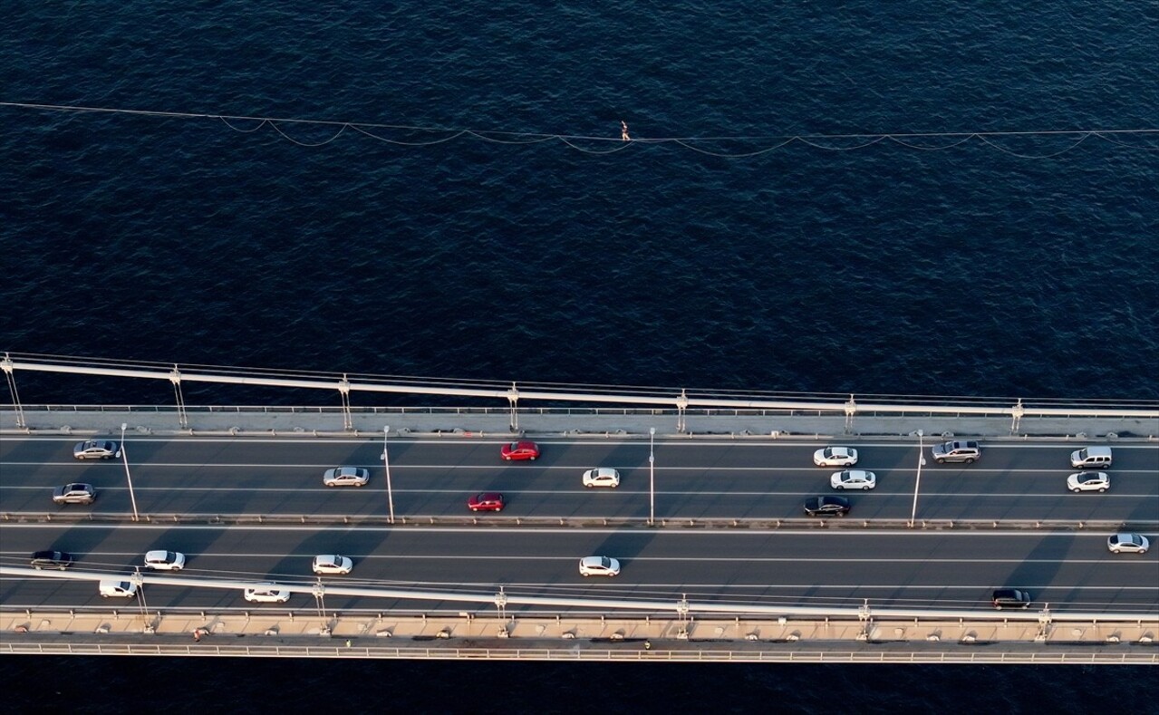 Red Bull atletlerinden Jaan Roose, İstanbul’da Asya kıtasından Avrupa kıtasına ip üstünde...