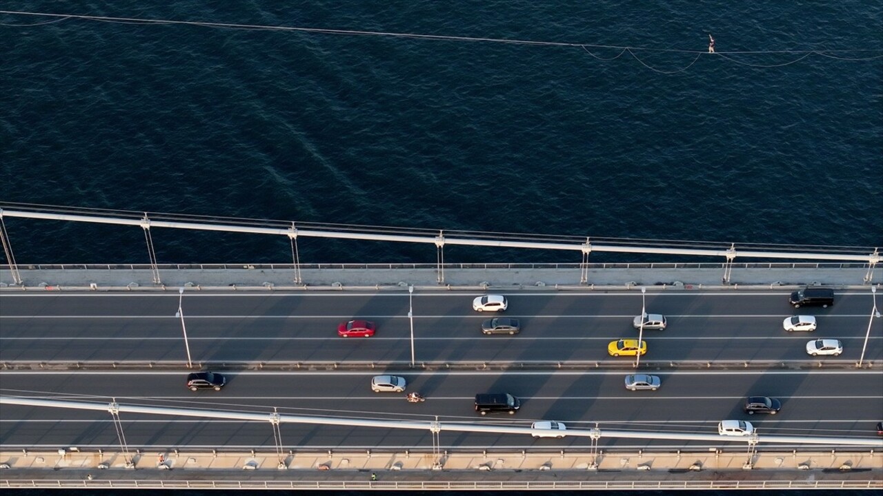 Red Bull atletlerinden Jaan Roose, İstanbul’da Asya kıtasından Avrupa kıtasına ip üstünde...