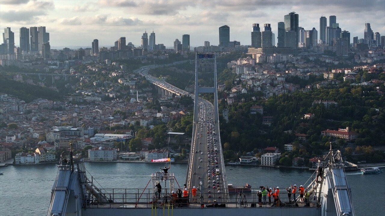 Red Bull atletlerinden Jaan Roose, İstanbul’da Asya kıtasından Avrupa kıtasına ip üstünde...