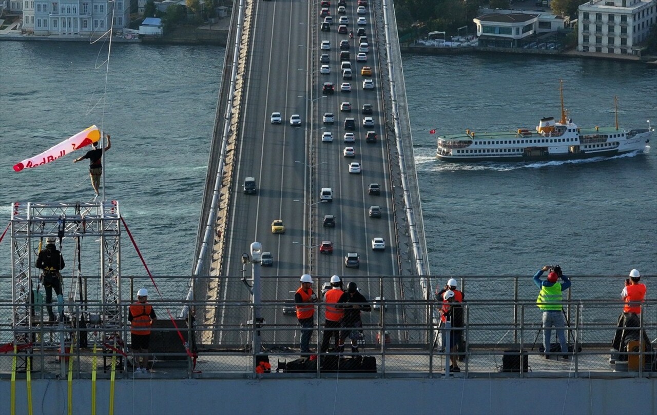 Red Bull atletlerinden Jaan Roose, İstanbul’da Asya kıtasından Avrupa kıtasına ip üstünde...