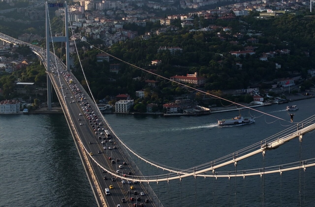 Red Bull atletlerinden Jaan Roose, İstanbul’da Asya kıtasından Avrupa kıtasına ip üstünde...