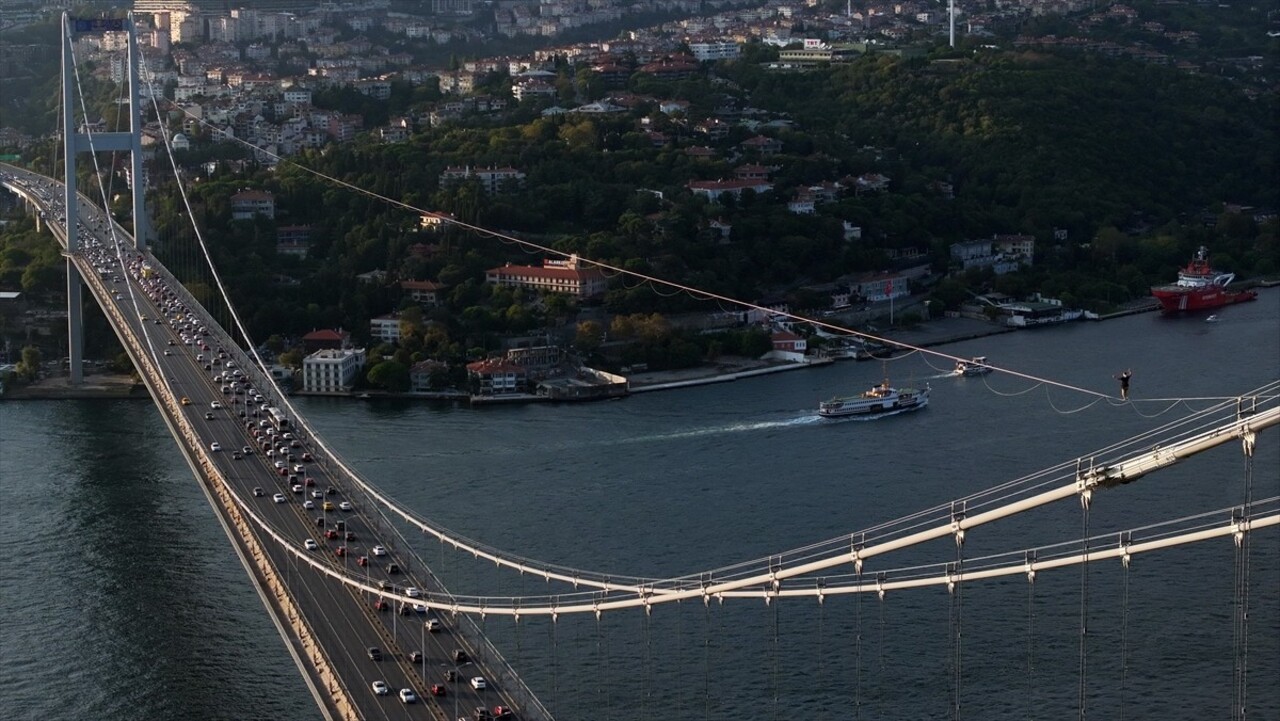 Red Bull atletlerinden Jaan Roose, İstanbul’da Asya kıtasından Avrupa kıtasına ip üstünde...