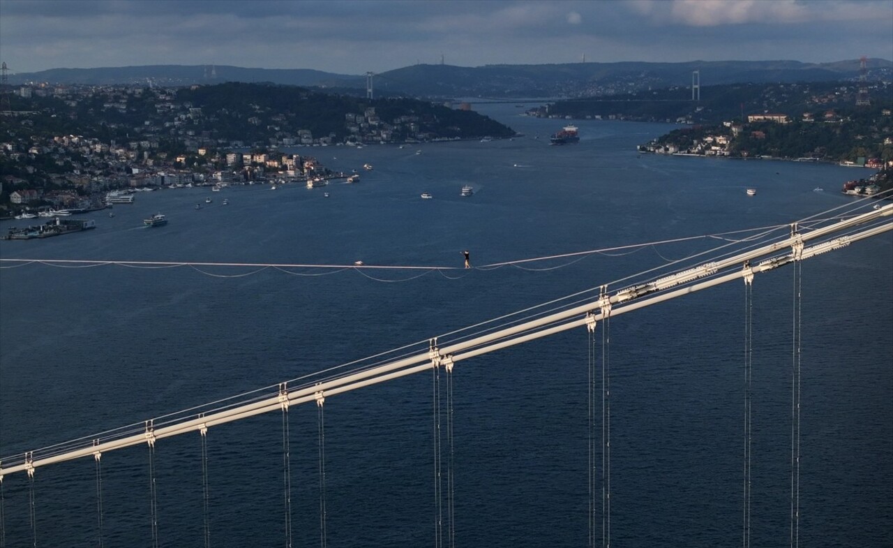 Red Bull atletlerinden Jaan Roose, İstanbul’da Asya kıtasından Avrupa kıtasına ip üstünde...