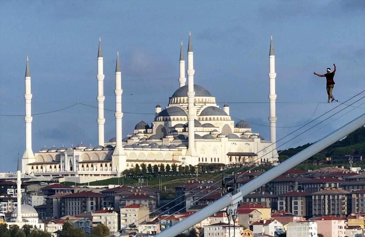 Red Bull atletlerinden Jaan Roose, İstanbul’da Asya kıtasından Avrupa kıtasına ip üstünde...