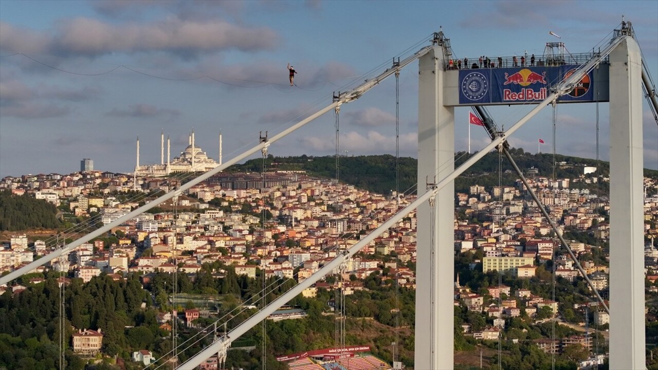 Red Bull atletlerinden Jaan Roose, İstanbul’da Asya kıtasından Avrupa kıtasına ip üstünde...