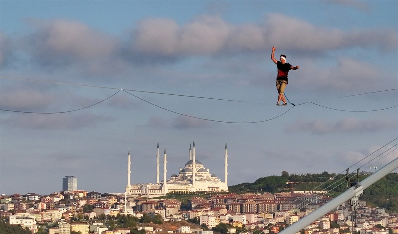 Red Bull atletlerinden Jaan Roose, İstanbul’da Asya kıtasından Avrupa kıtasına ip üstünde...