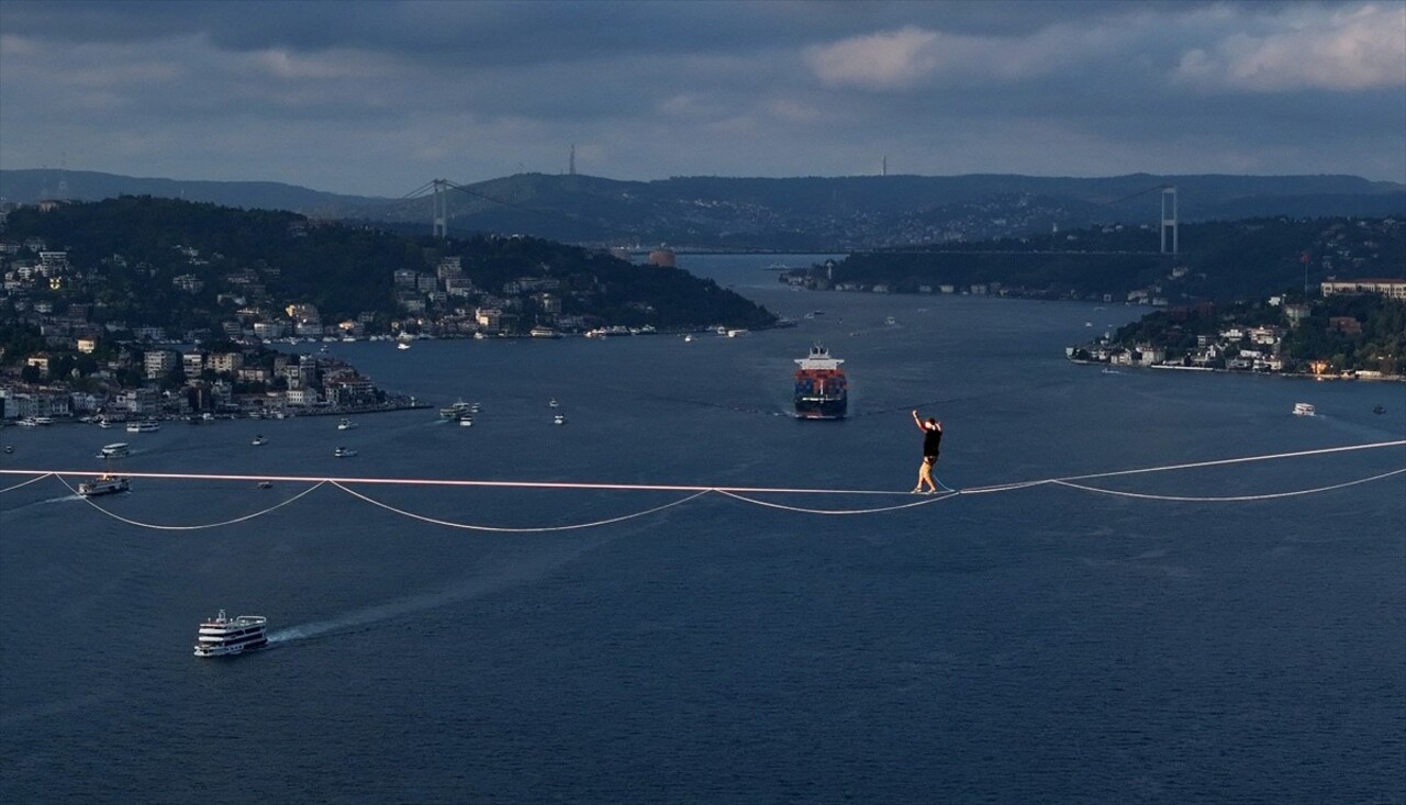 Red Bull atletlerinden Jaan Roose, İstanbul’da Asya kıtasından Avrupa kıtasına ip üstünde...