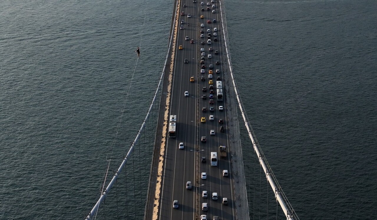 Red Bull atletlerinden Jaan Roose, İstanbul’da Asya kıtasından Avrupa kıtasına ip üstünde...