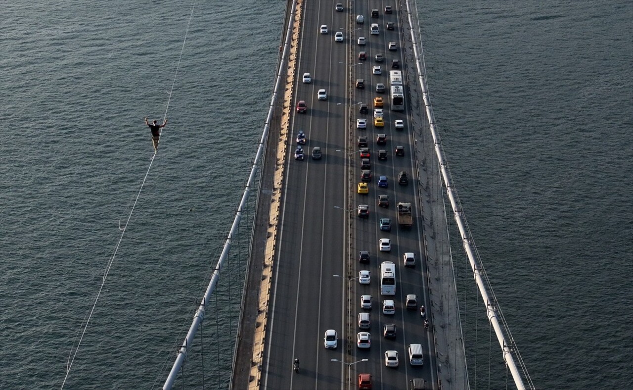 Red Bull atletlerinden Jaan Roose, İstanbul’da Asya kıtasından Avrupa kıtasına ip üstünde...