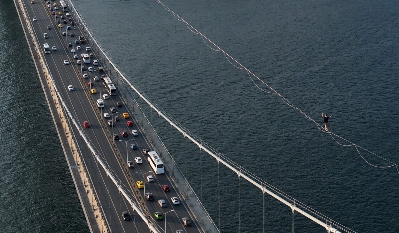 Red Bull atletlerinden Jaan Roose, İstanbul’da Asya kıtasından Avrupa kıtasına ip üstünde...